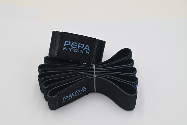 與條形碼掃描類似，RFID腕帶電子標簽有一套完整的使用系統